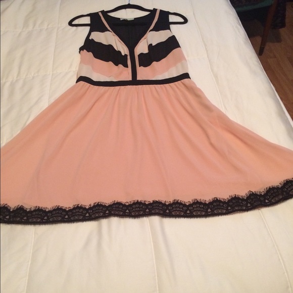 Stunning special occasion dress! - Picture 3 of 4